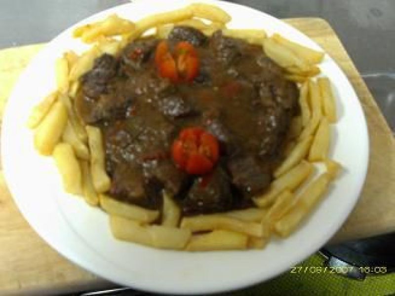 Corzo guisado con patatas fritas Corzo guisado con patatas fritas